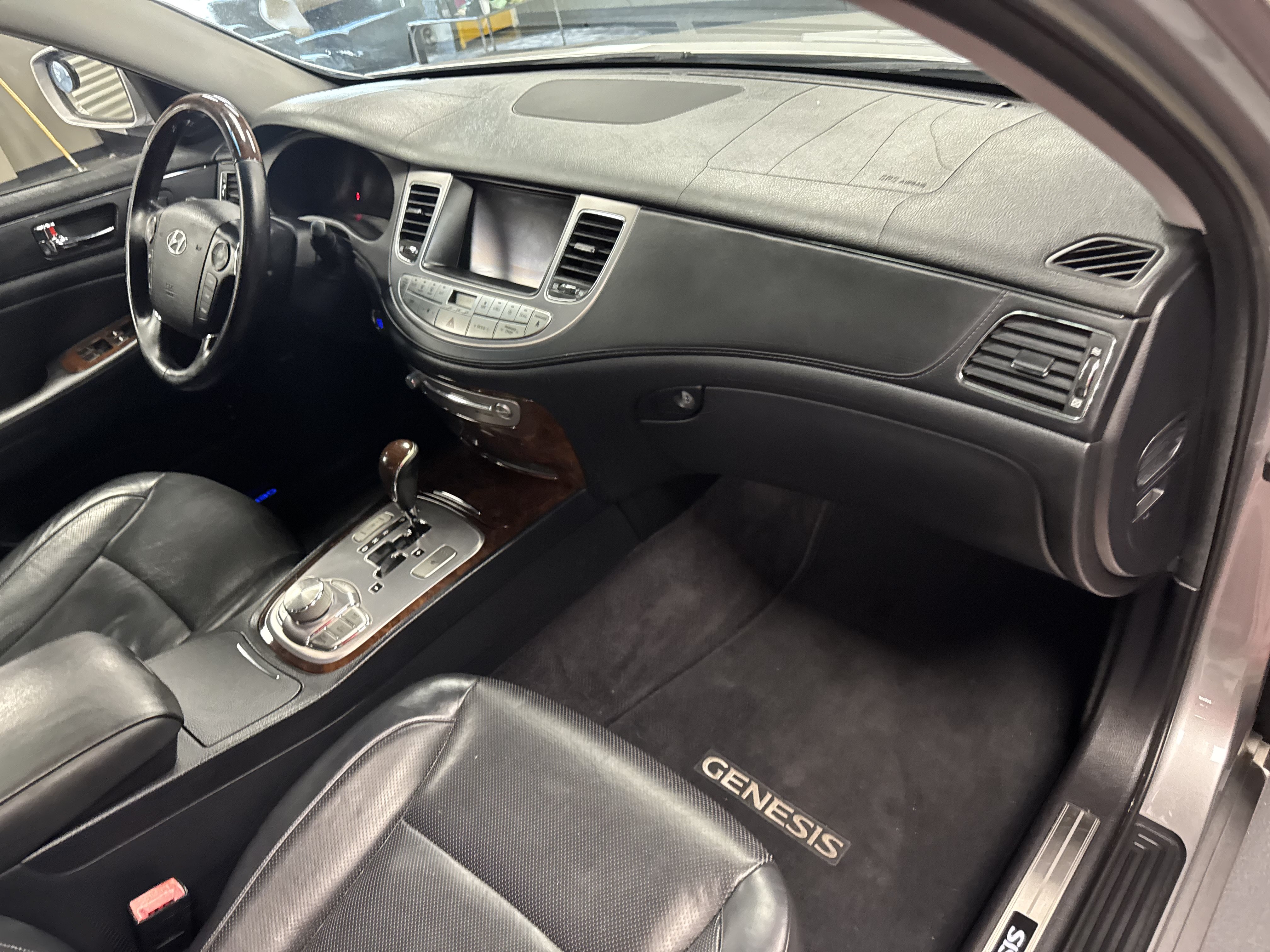 Used 2009 Hyundai Genesis 4.6 w/ Technology Pkg 5 RWD image 11