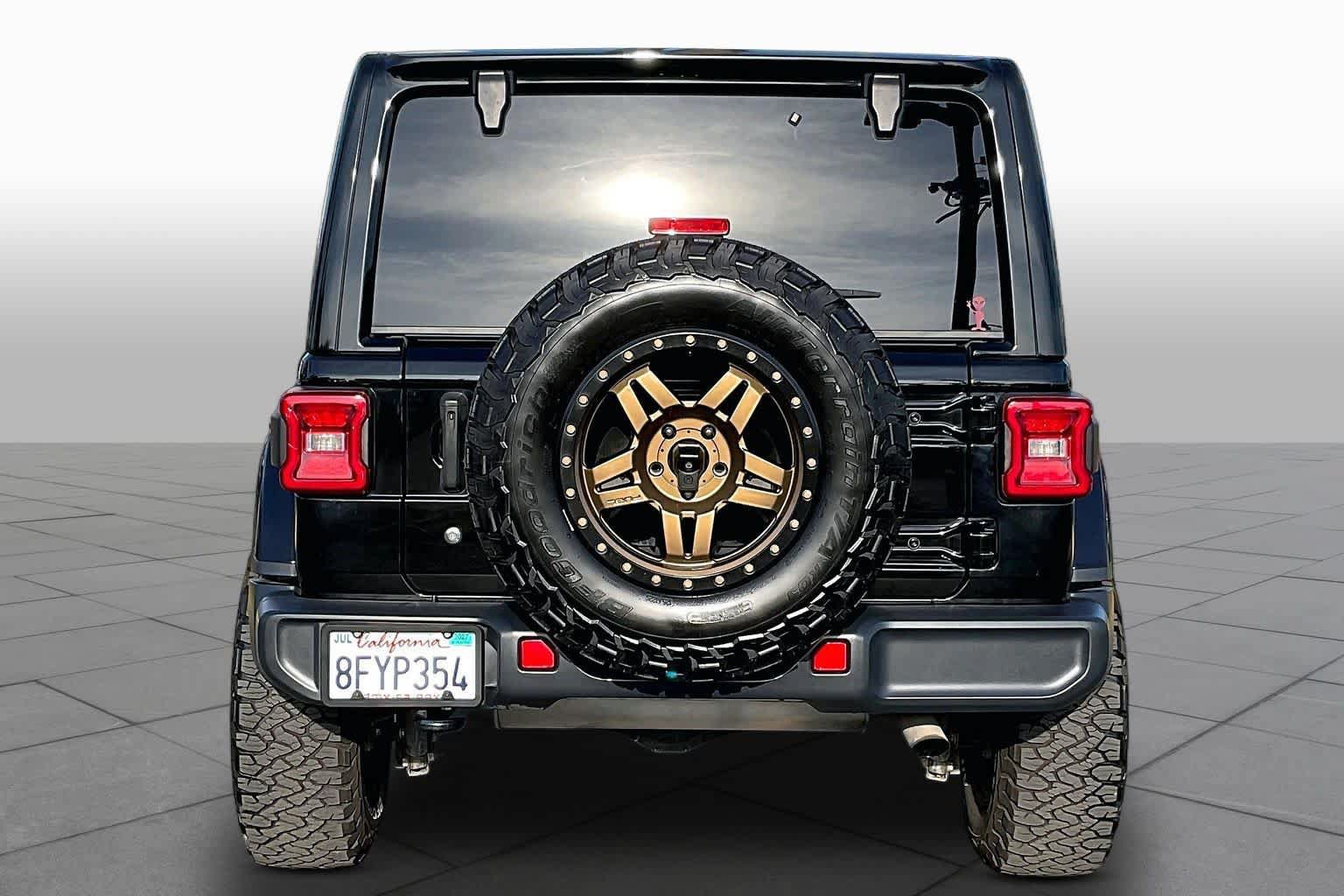 Used 2018 Jeep Wrangler Unlimited Sahara AWD/4WD image 4
