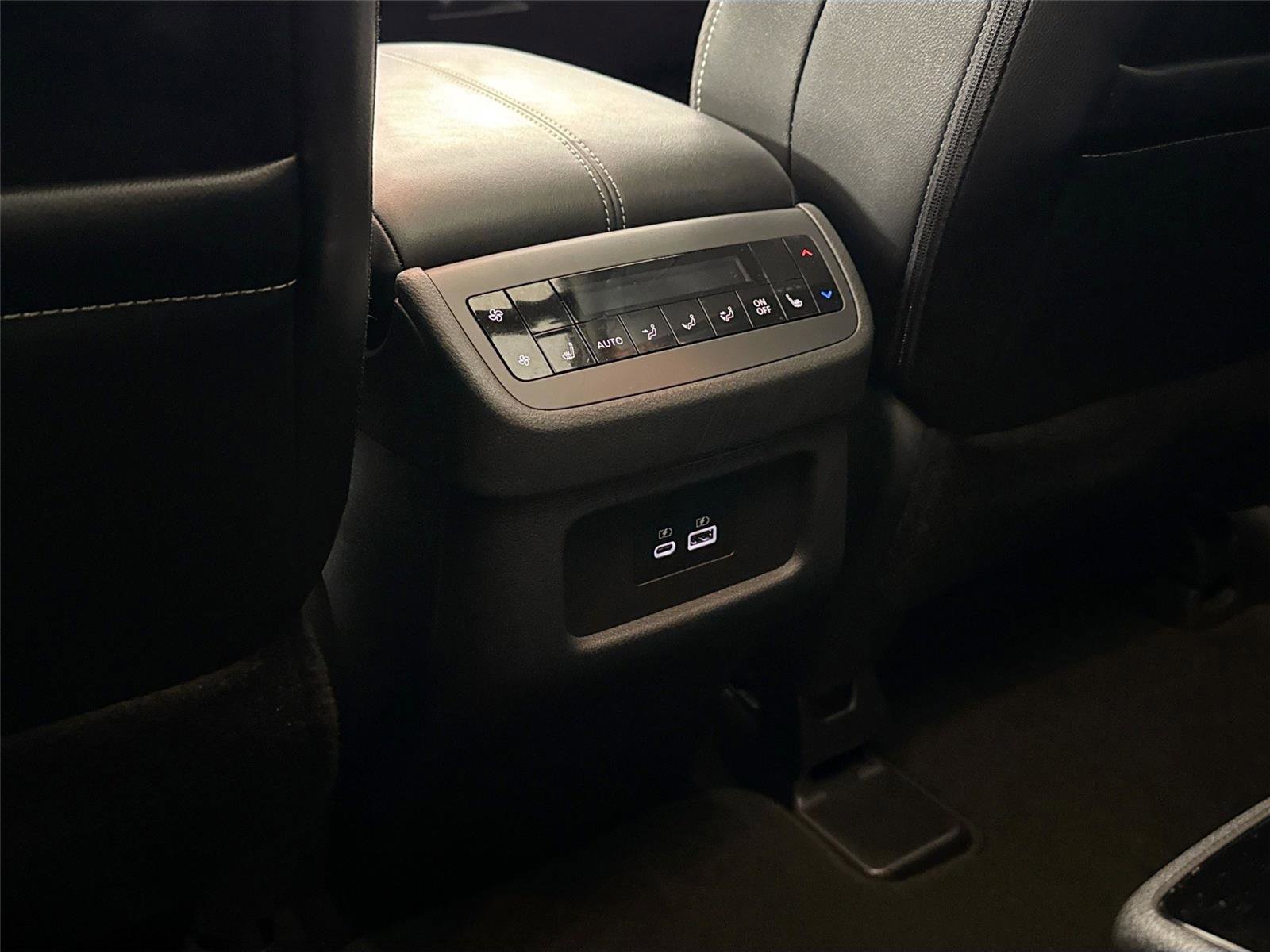 Used 2025 Nissan Pathfinder SL w/ SL Premium Package FWD image 34