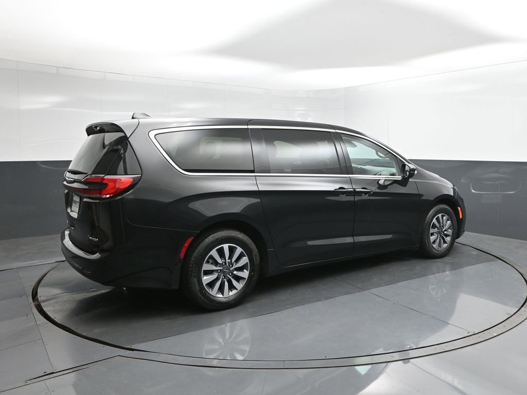 Used 2023 Chrysler Pacifica Touring-L image 15