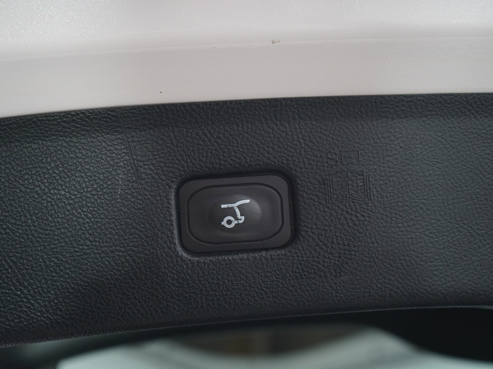 Used 2019 Ford Edge ST w/ Cold Weather Package AWD/4WD image 19