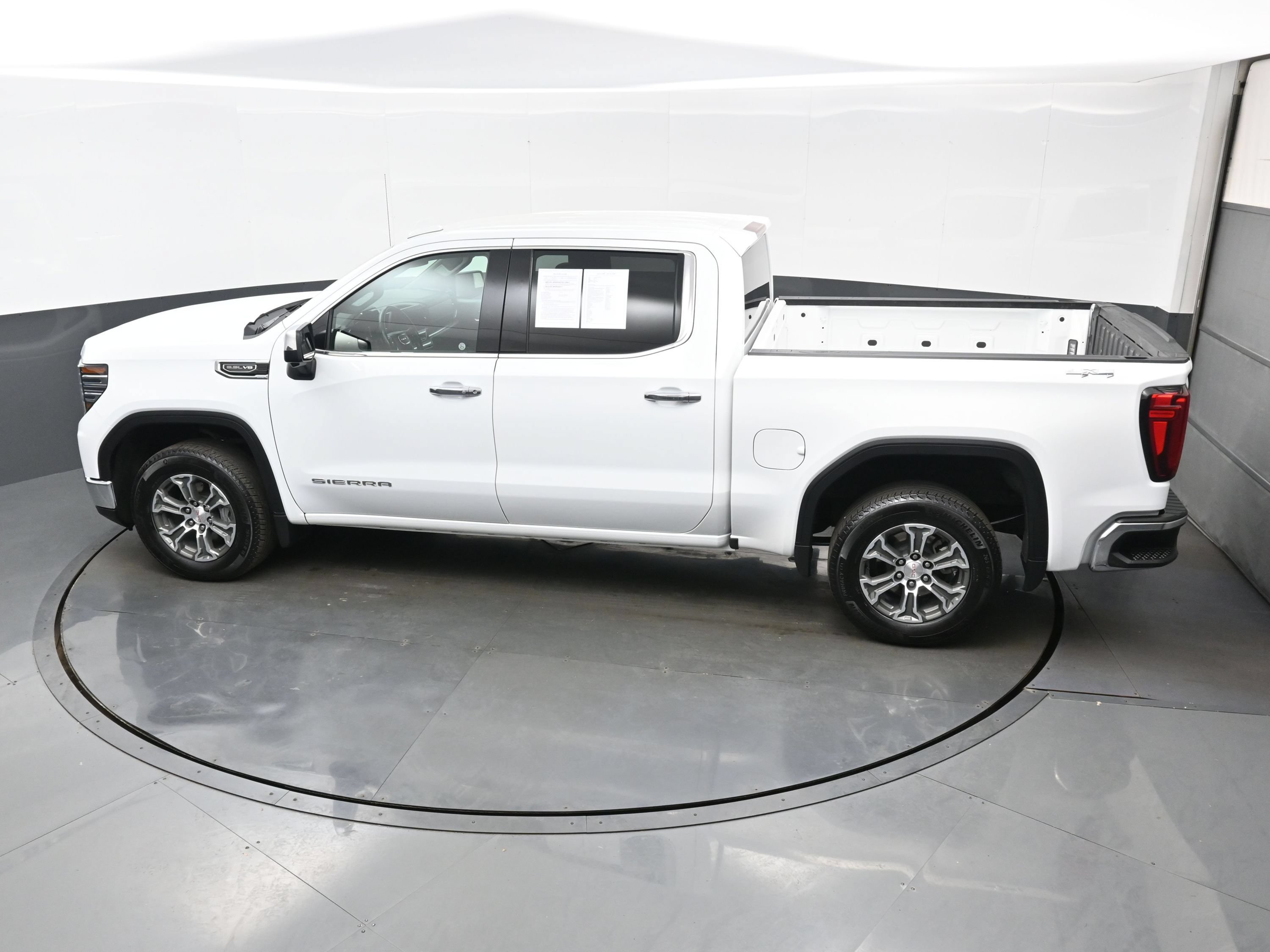 Used 2025 GMC Sierra 1500 SLT AWD/4WD image 34