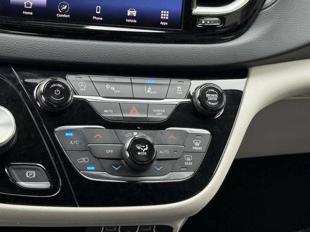 Used 2023 Chrysler Pacifica Touring-L FWD image 21