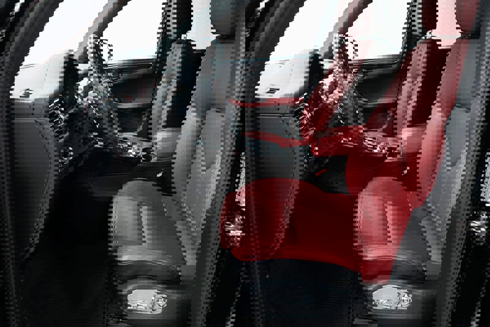 Certified 2025 Porsche Macan image 16