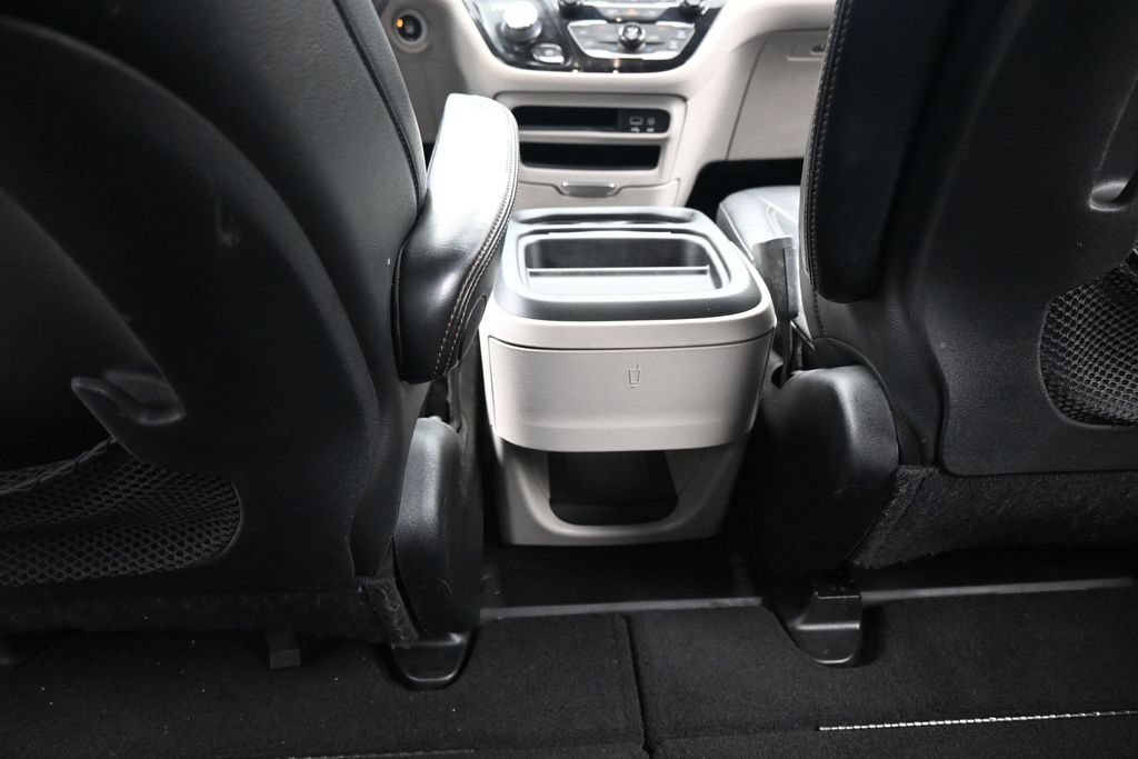 Used 2017 Chrysler Pacifica Touring-L FWD image 36