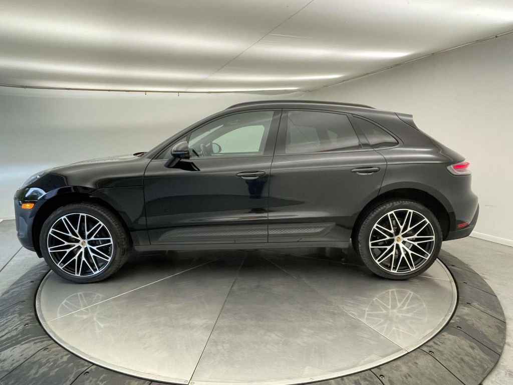 Certified 2025 Porsche Macan AWD/4WD image 2