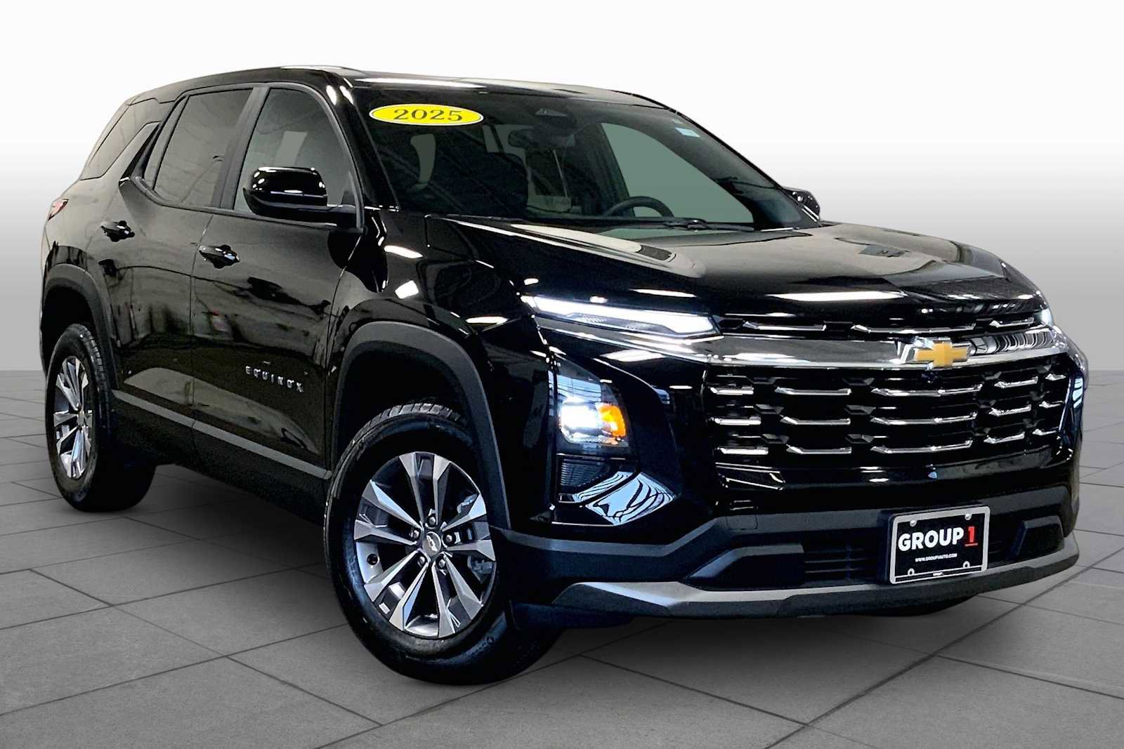 Used 2025 Chevrolet Equinox LT AWD/4WD image 3