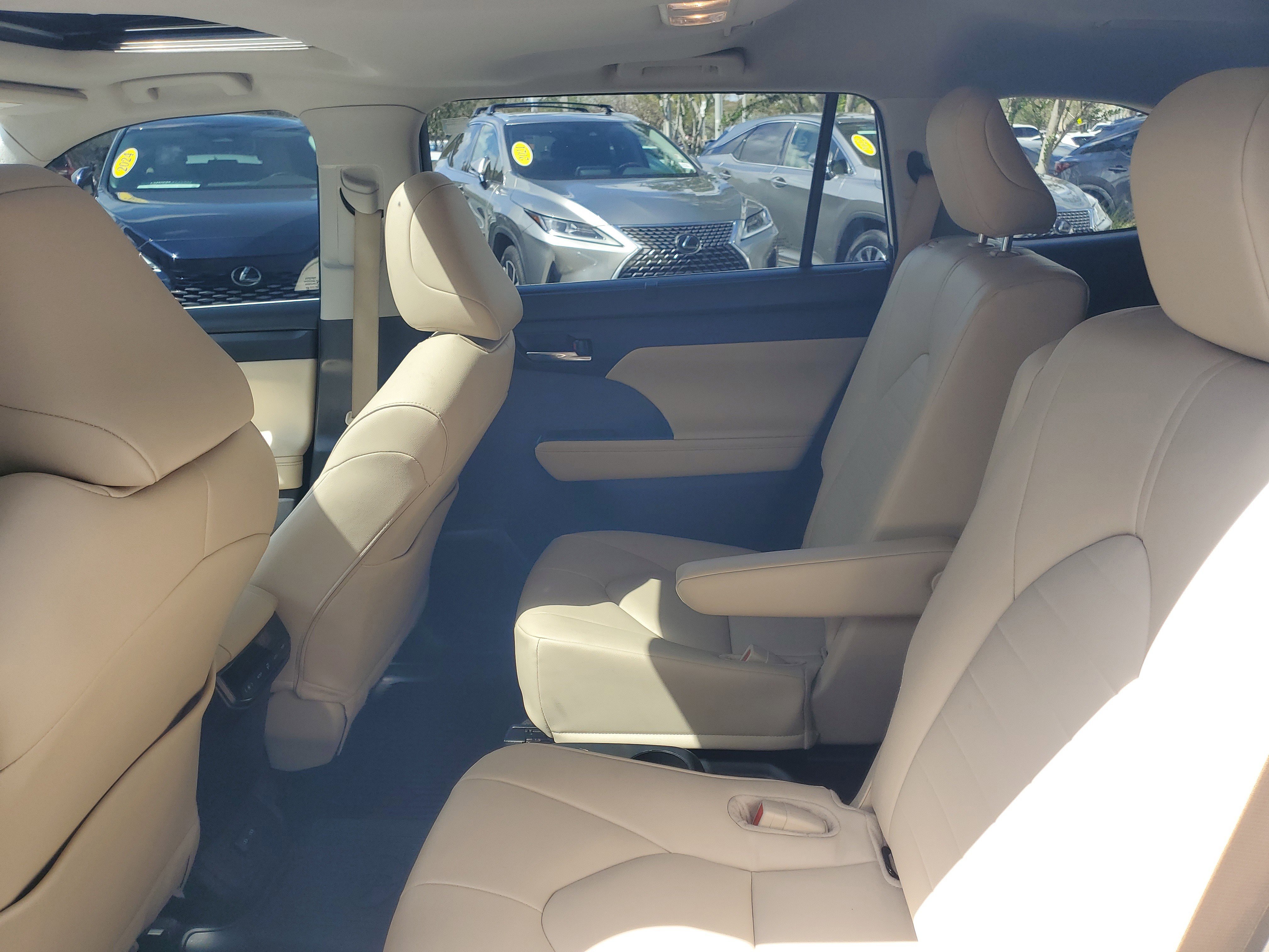 Used 2024 Toyota Highlander XLE image 12