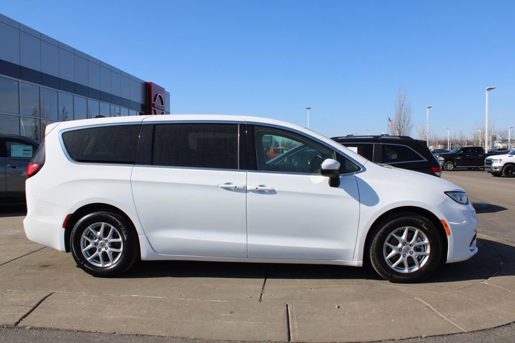 Used 2023 Chrysler Pacifica Touring-L image 6