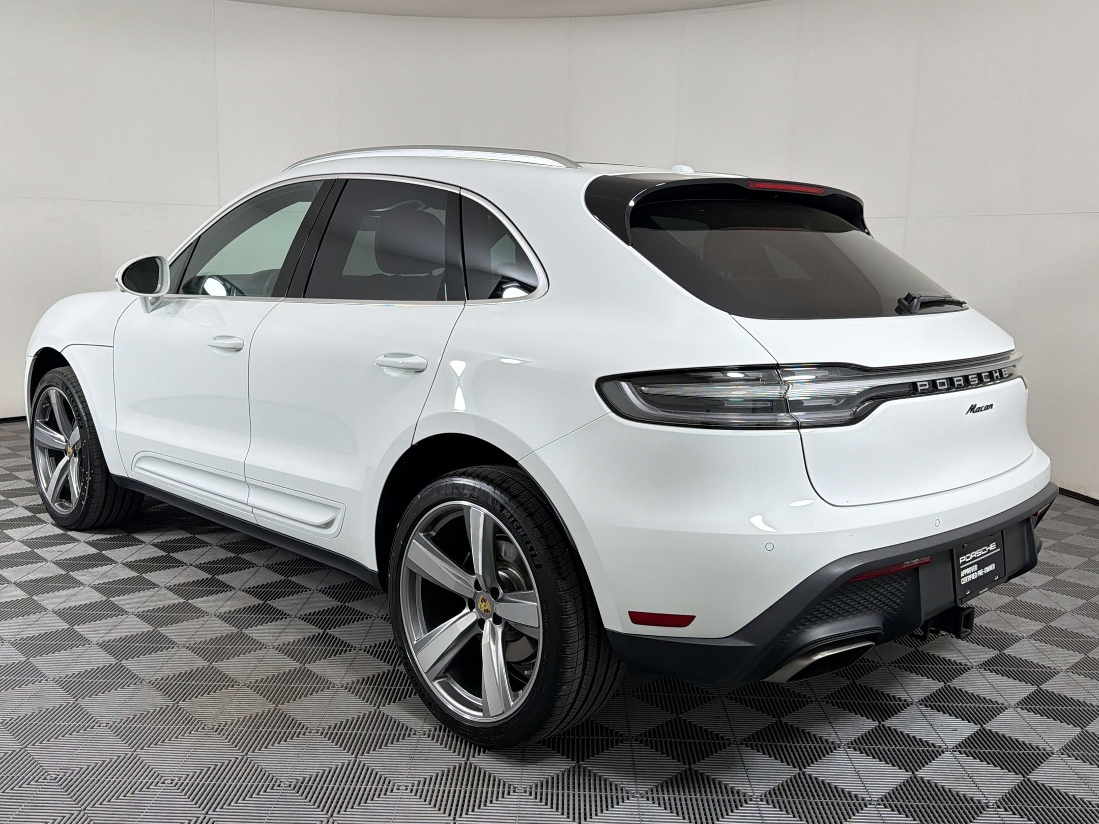 Certified 2025 Porsche Macan AWD/4WD image 3