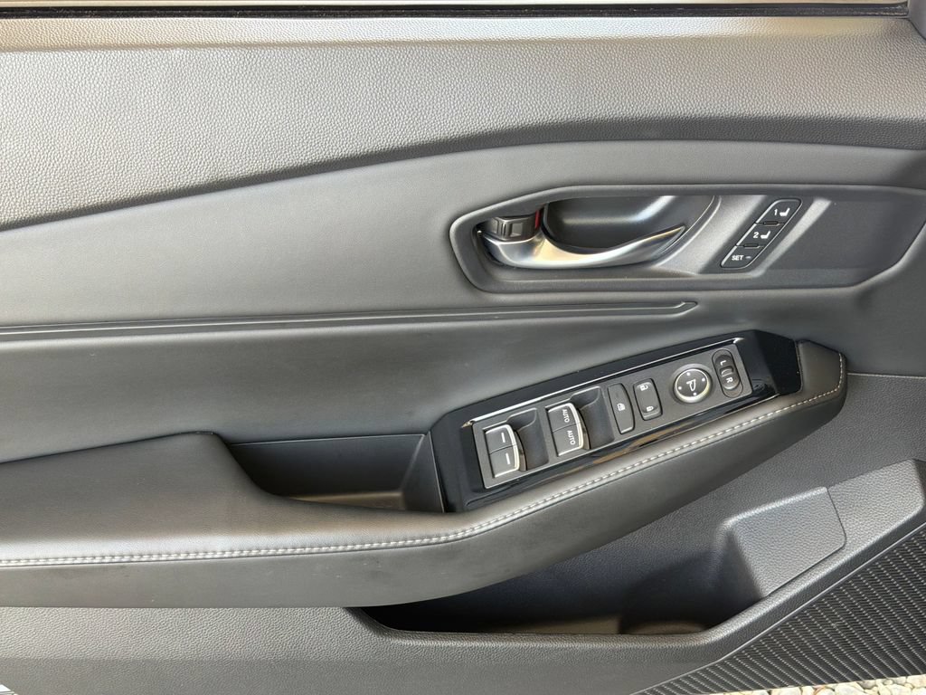 Used 2023 Honda Accord Touring image 3