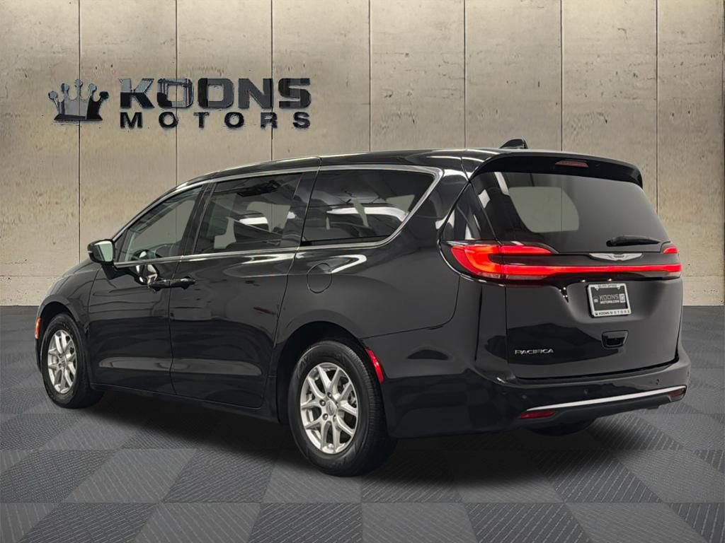 Used 2024 Chrysler Pacifica Touring-L image 6