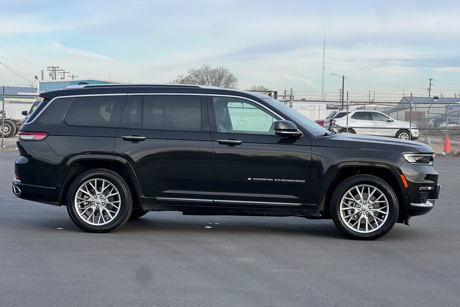 Used 2023 Jeep Grand Cherokee L Summit w/ Advanced Protech Group IV image 3