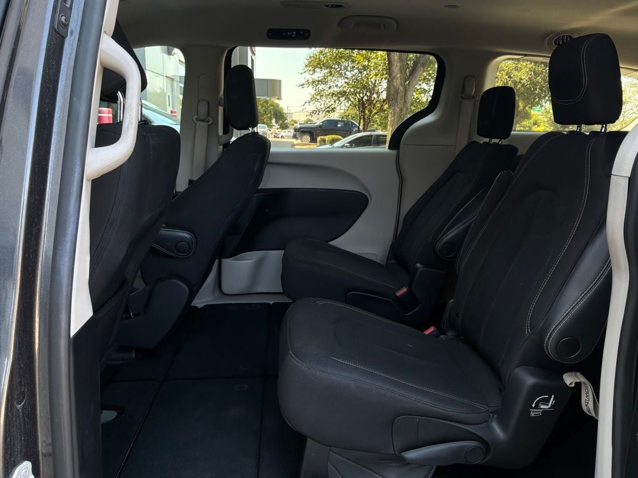 Used 2023 Chrysler Voyager LX FWD image 12