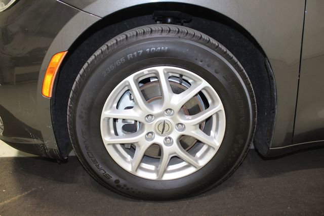 Used 2023 Chrysler Pacifica Touring-L FWD image 18