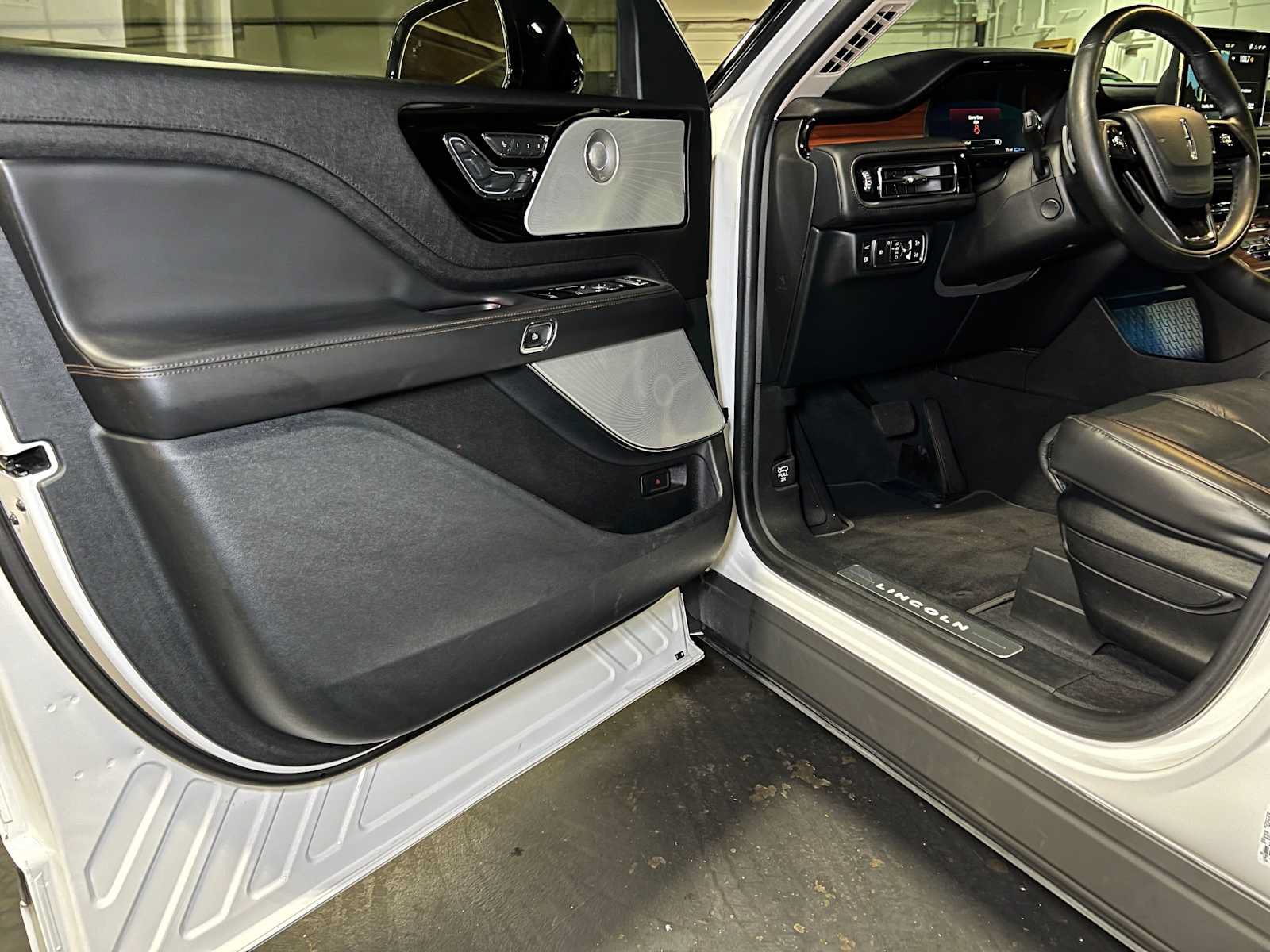 Used 2023 Lincoln Aviator Grand Touring w/ Equipment Group 301A AWD/4WD image 21
