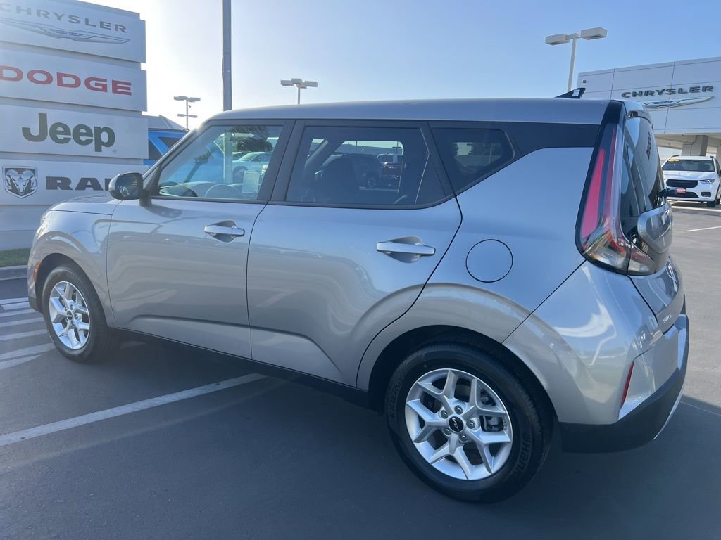 Used 2025 Kia Soul LX w/ LX Technology Package FWD image 16