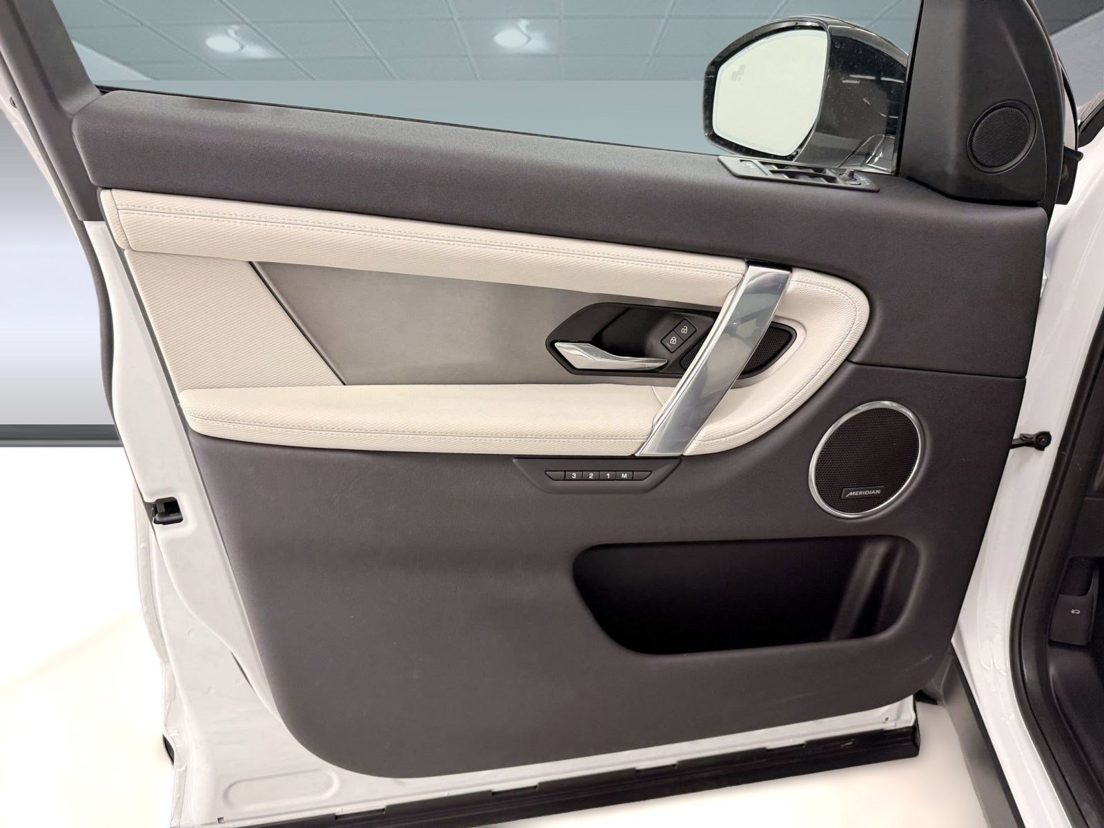 Used 2025 Land Rover Discovery Sport Dynamic SE image 12