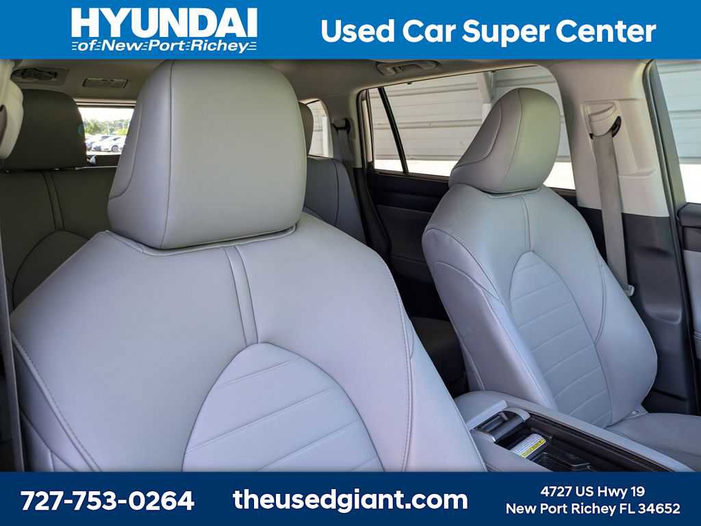 Used 2020 Toyota Highlander XLE FWD image 6