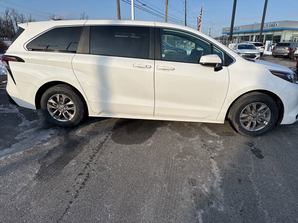Used 2024 Toyota Sienna LE image 2
