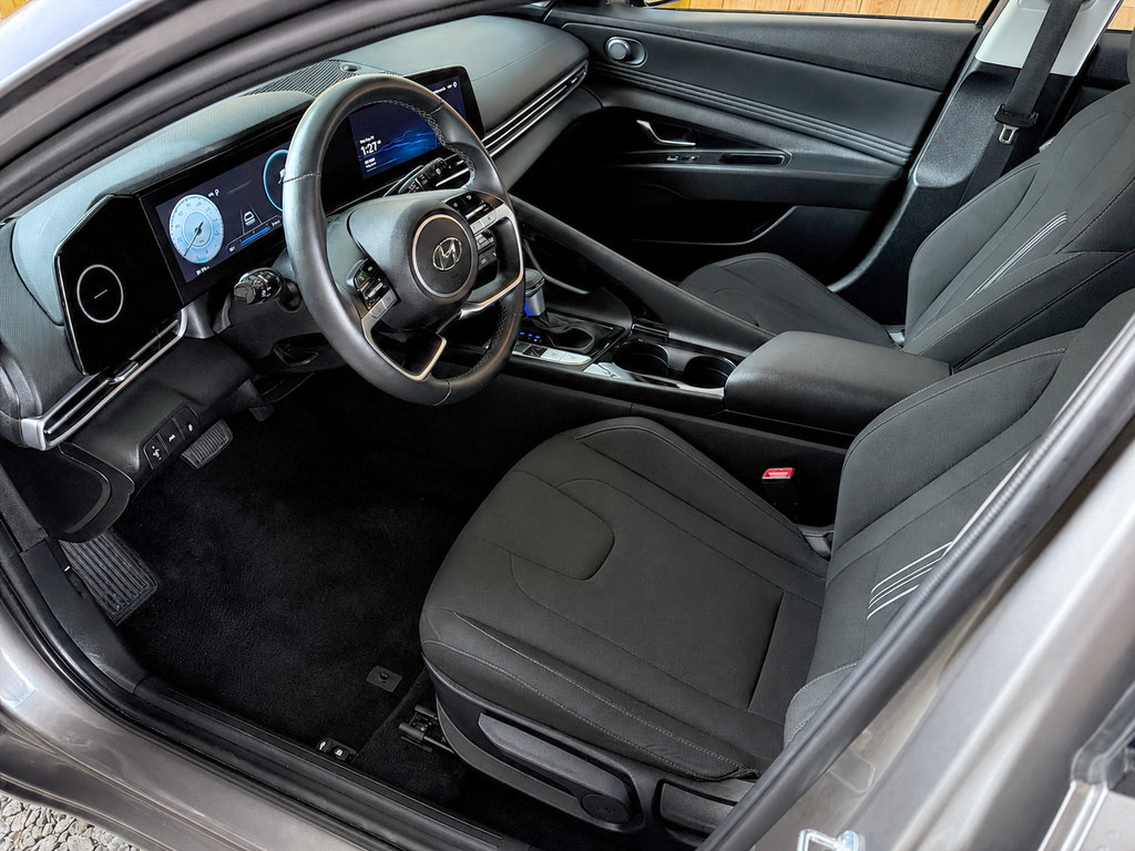 Used 2023 Hyundai Elantra SEL w/ Convenience Package FWD image 2