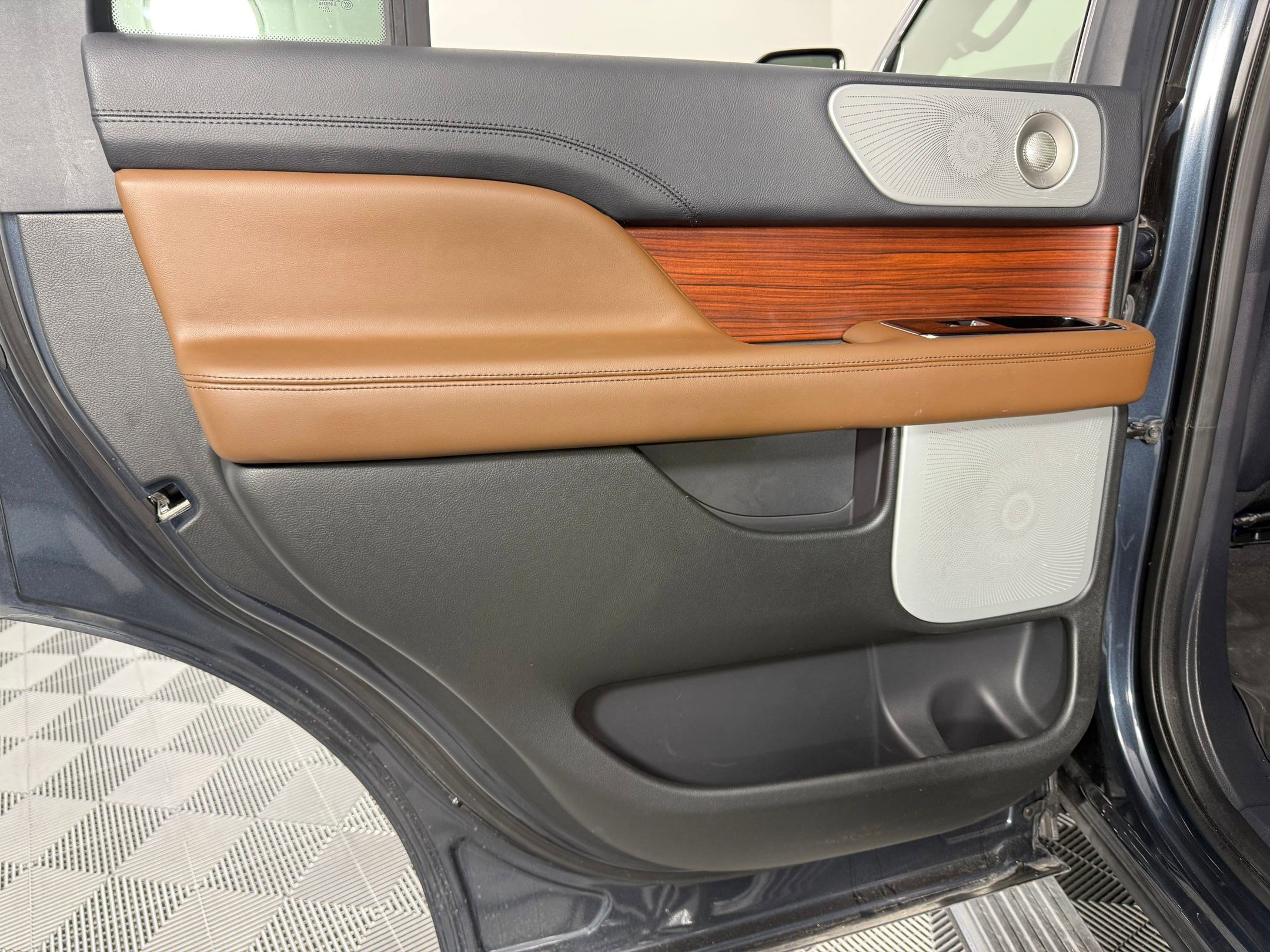 Used 2024 Lincoln Navigator Reserve image 16