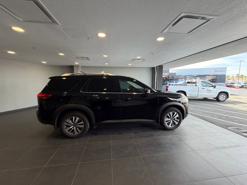 Used 2025 Nissan Pathfinder SL image 4