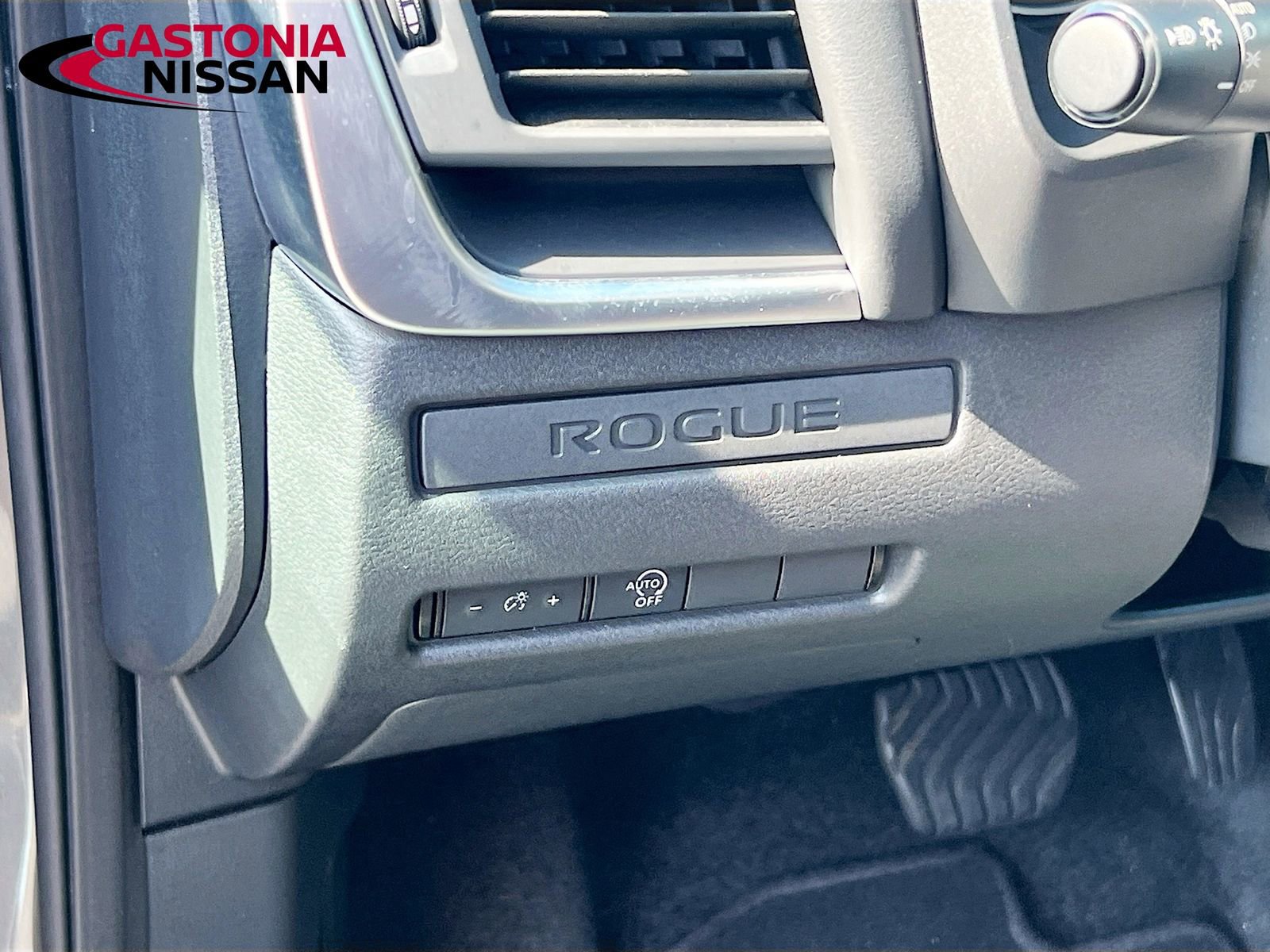 Used 2025 Nissan Rogue S FWD image 13