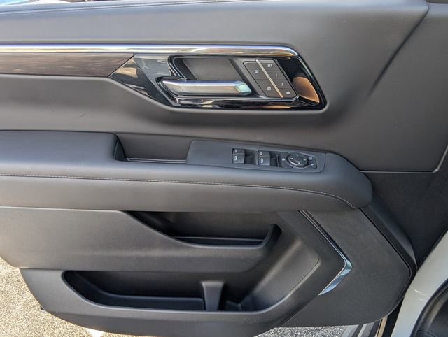 Used 2026 Chevrolet Suburban LT image 34