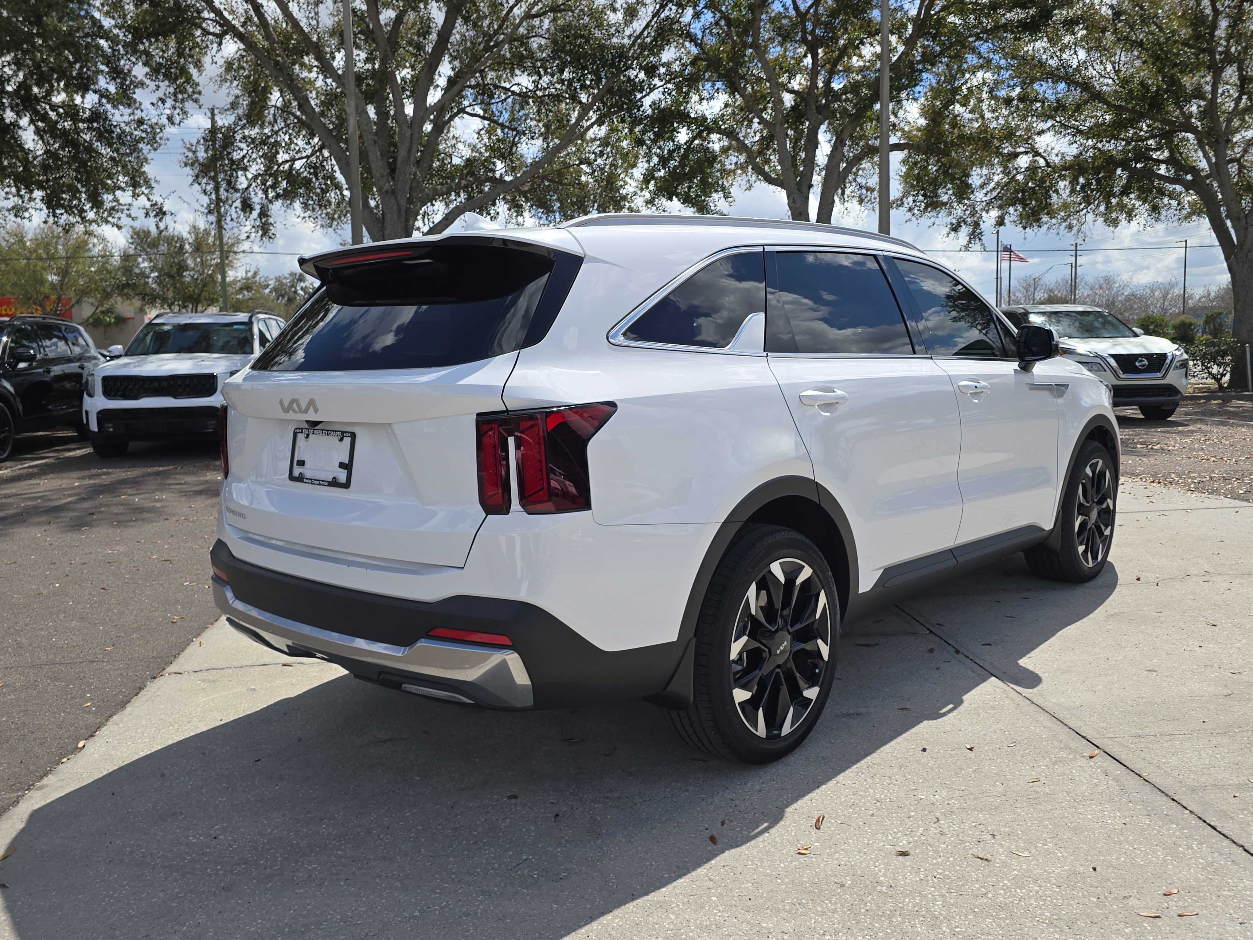 Used 2025 Kia Sorento EX w/ Panoramic Sunroof Package image 8