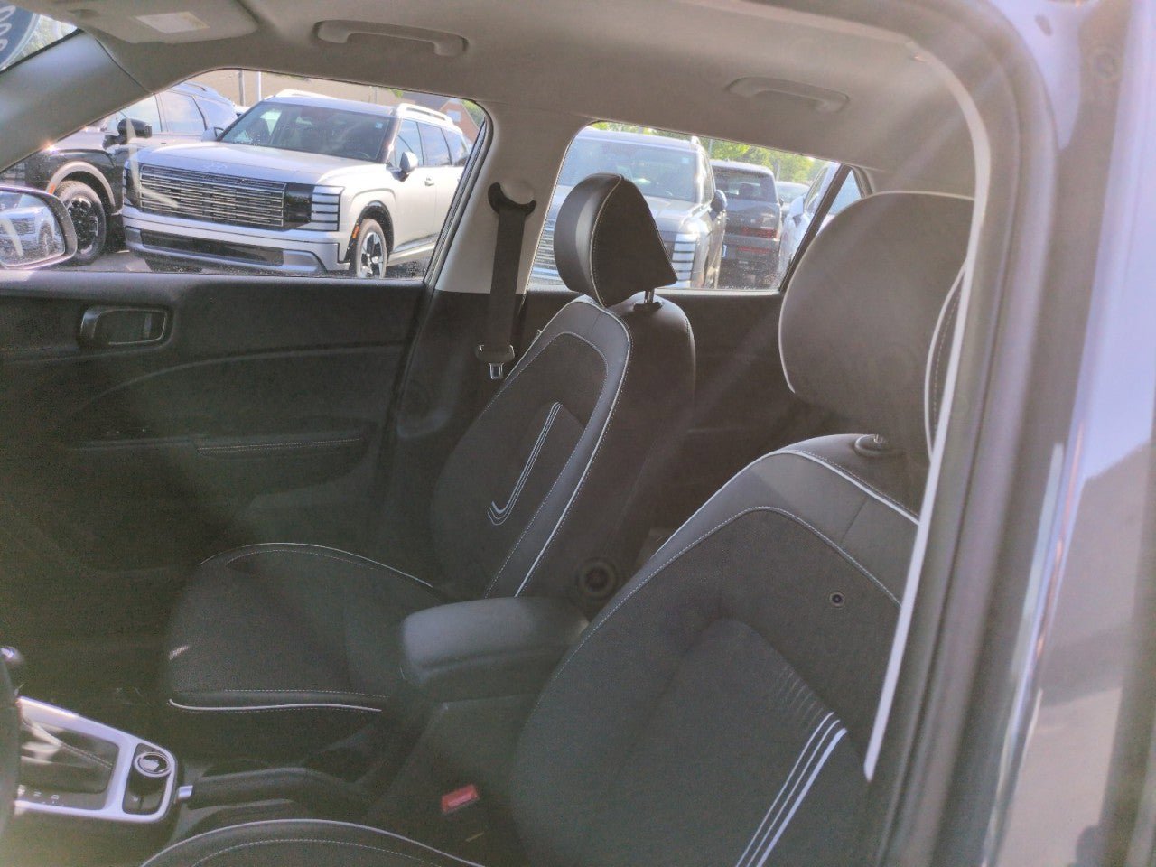 Used 2023 Hyundai Venue Limited w/ Cargo Package FWD image 17