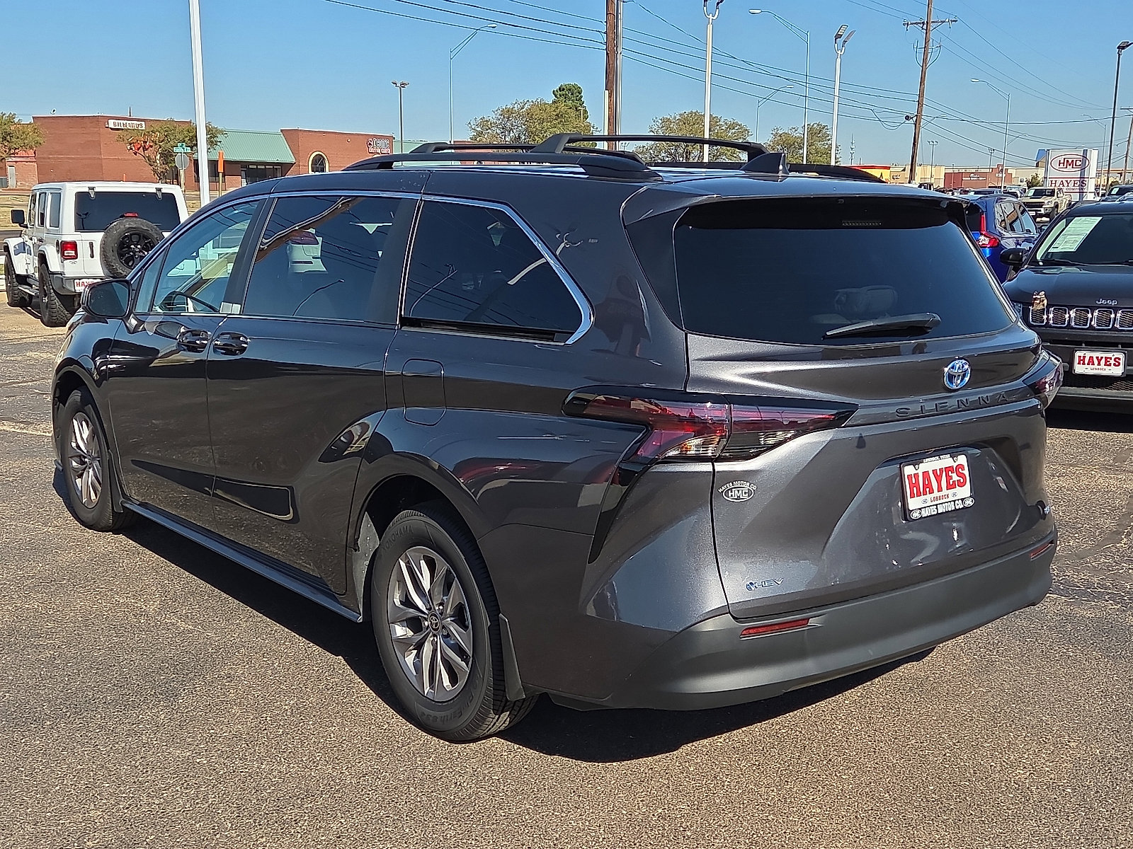 Used 2025 Toyota Sienna LE image 3