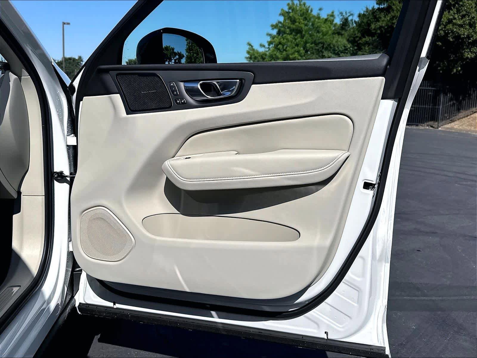 New 2026 Volvo XC60 B5 Ultra w/ Climate Package AWD/4WD image 30