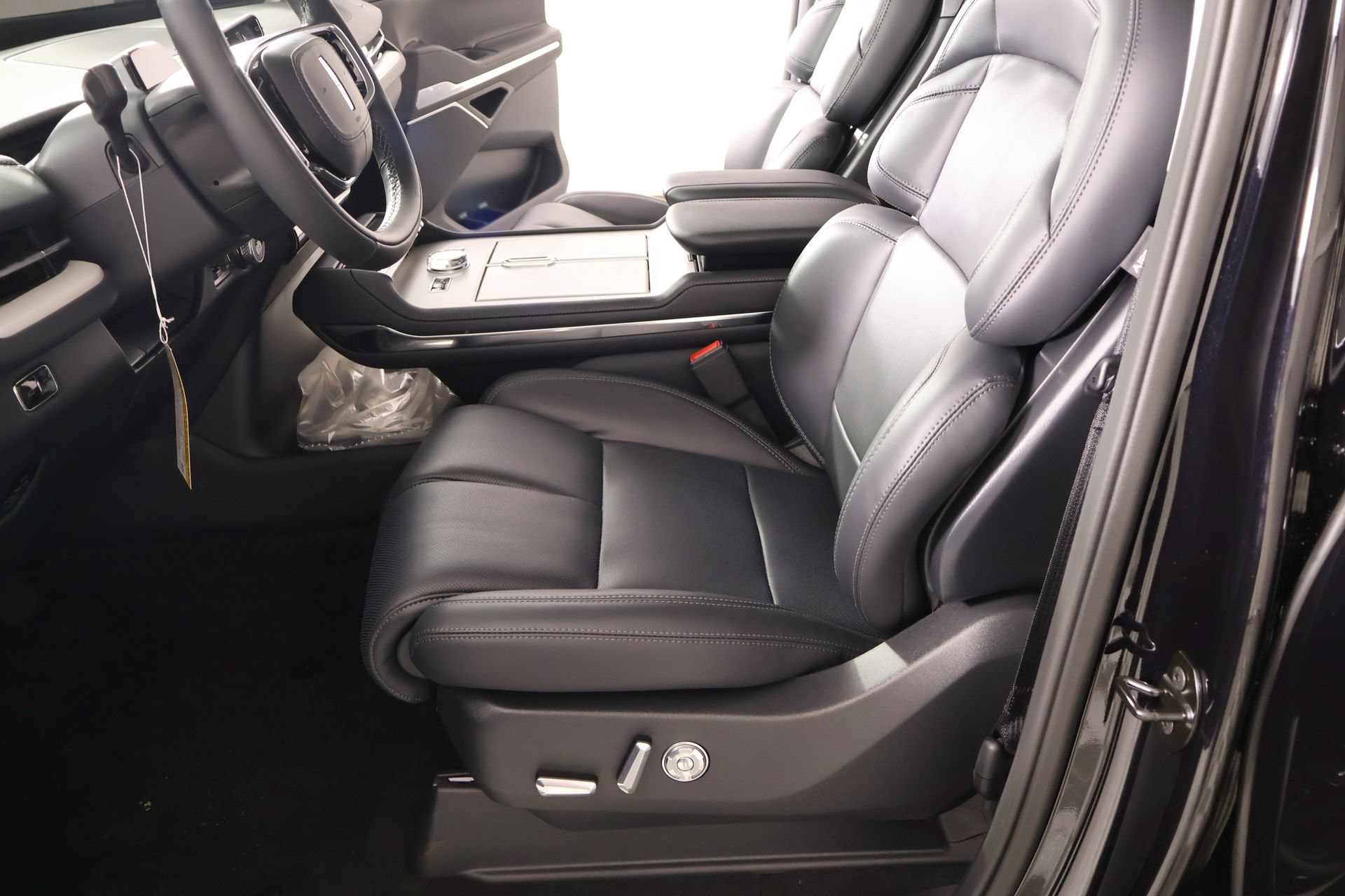 New 2026 Lincoln Navigator L Premier AWD/4WD image 12