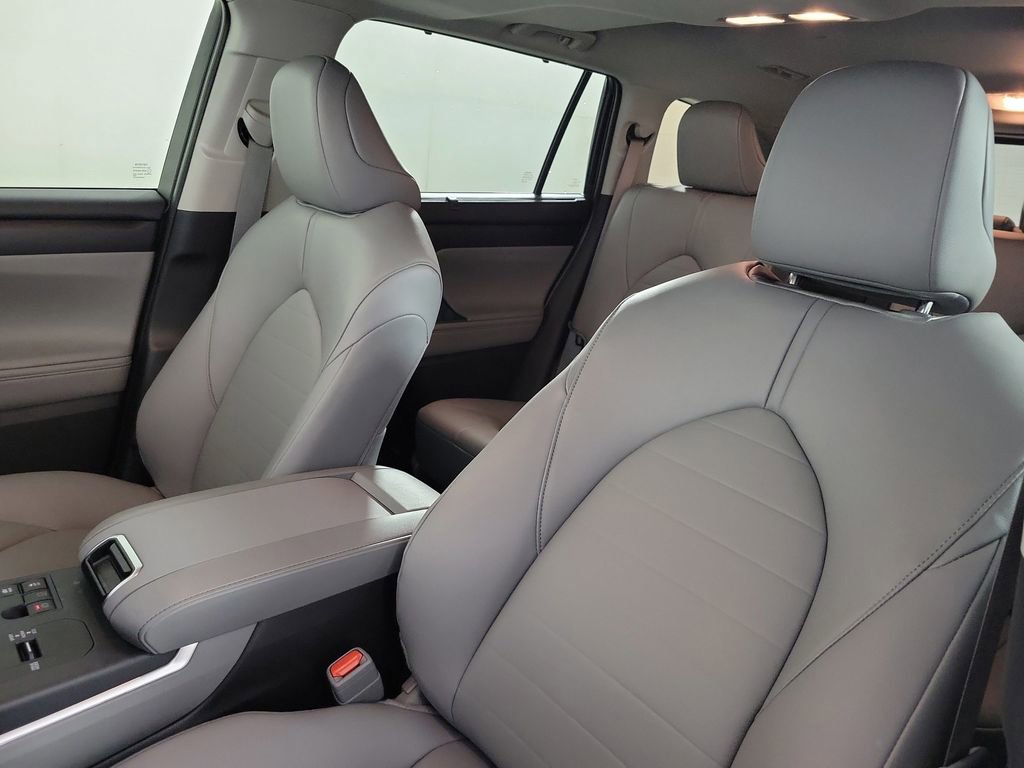 Used 2025 Toyota Highlander XLE AWD/4WD image 20