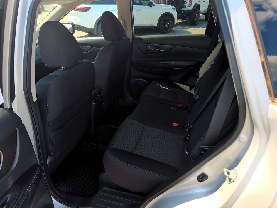 Used 2018 Nissan Rogue SV w/ Sun & Sound Touring Package AWD/4WD image 9