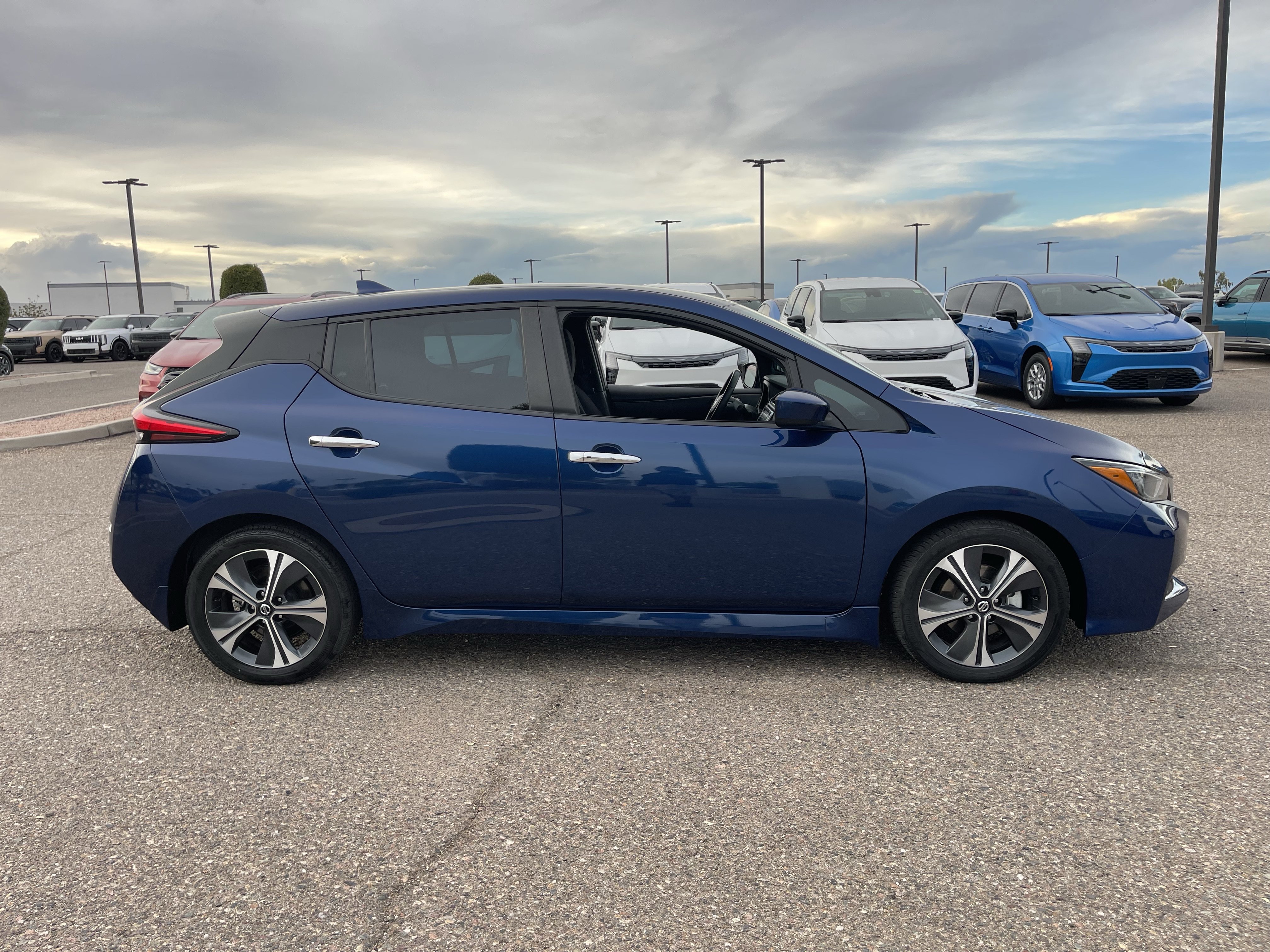 Used 2022 Nissan Leaf SV FWD image 6