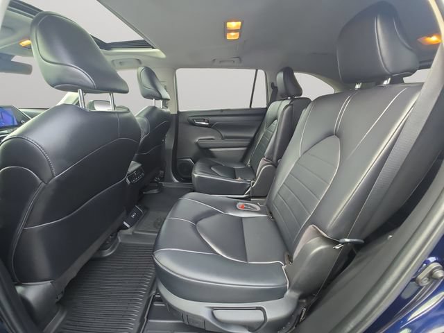 Used 2023 Toyota Highlander XLE FWD image 12