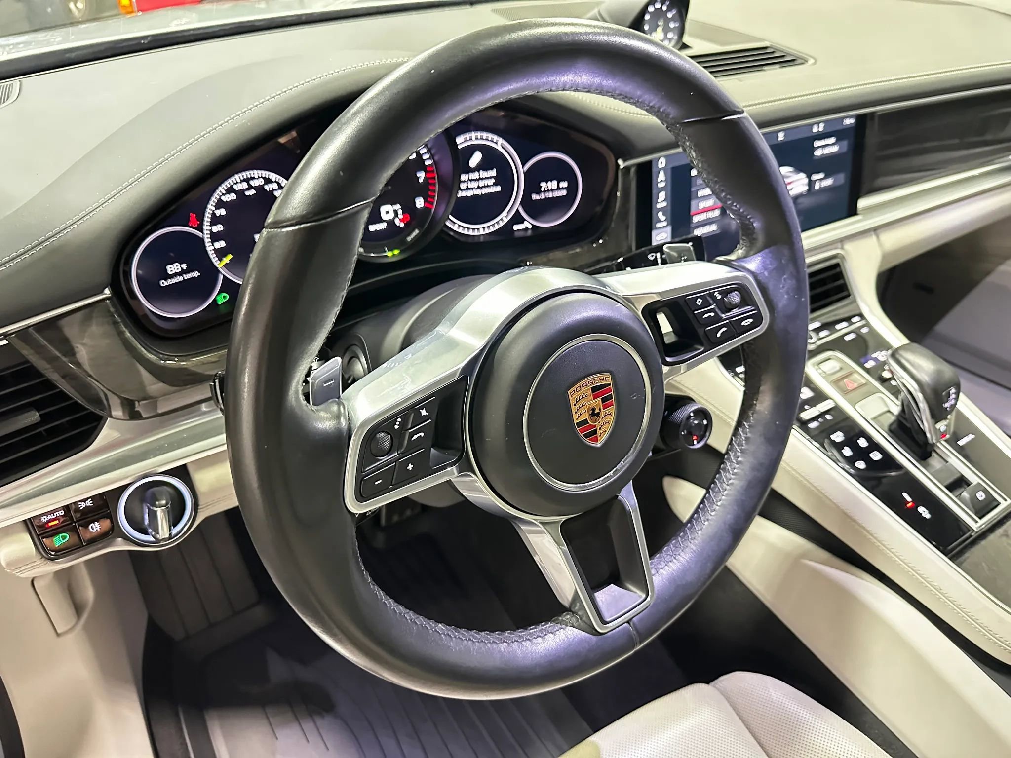 Used 2018 Porsche Panamera 4 w/ Premium Package Plus AWD/4WD image 9