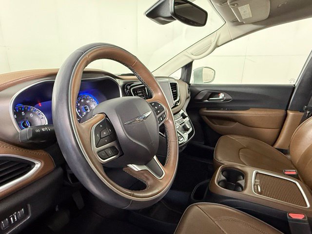 Used 2018 Chrysler Pacifica Limited w/ Tire & Wheel Group FWD image 17