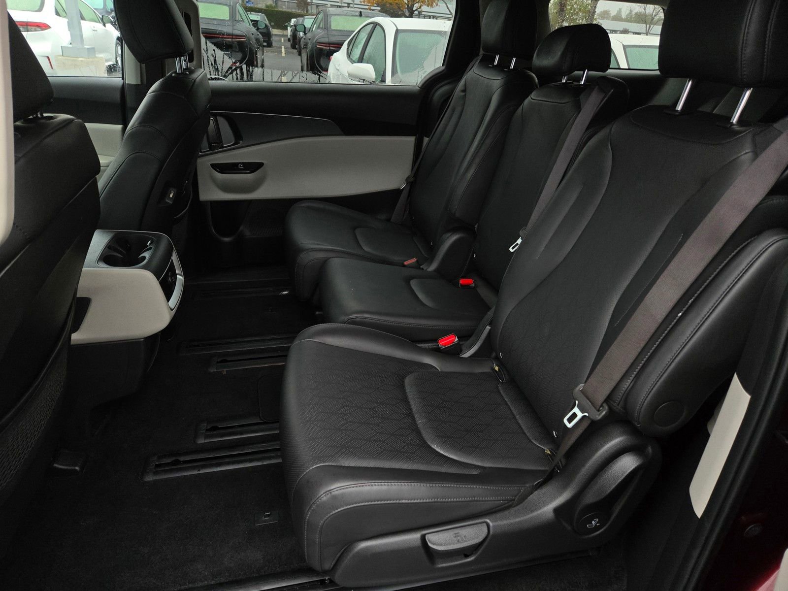 Used 2024 Kia Carnival LX image 11