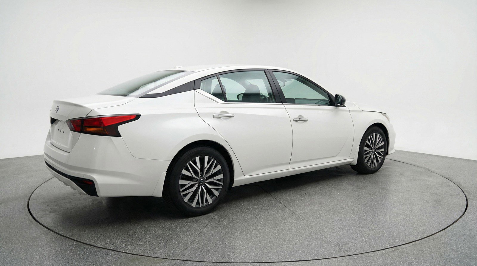 Used 2025 Nissan Altima 2.5 SV FWD image 9