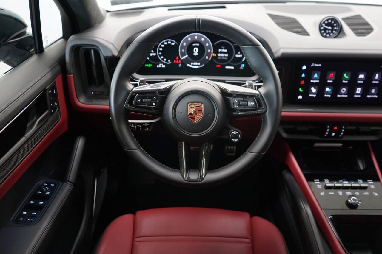 Used 2025 Porsche Cayenne GTS AWD/4WD image 39