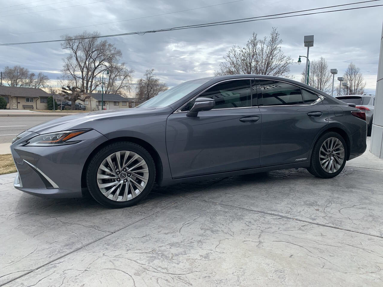 Used 2019 Lexus ES 300h Ultra Luxury w/ Accessory Package 2 image 4