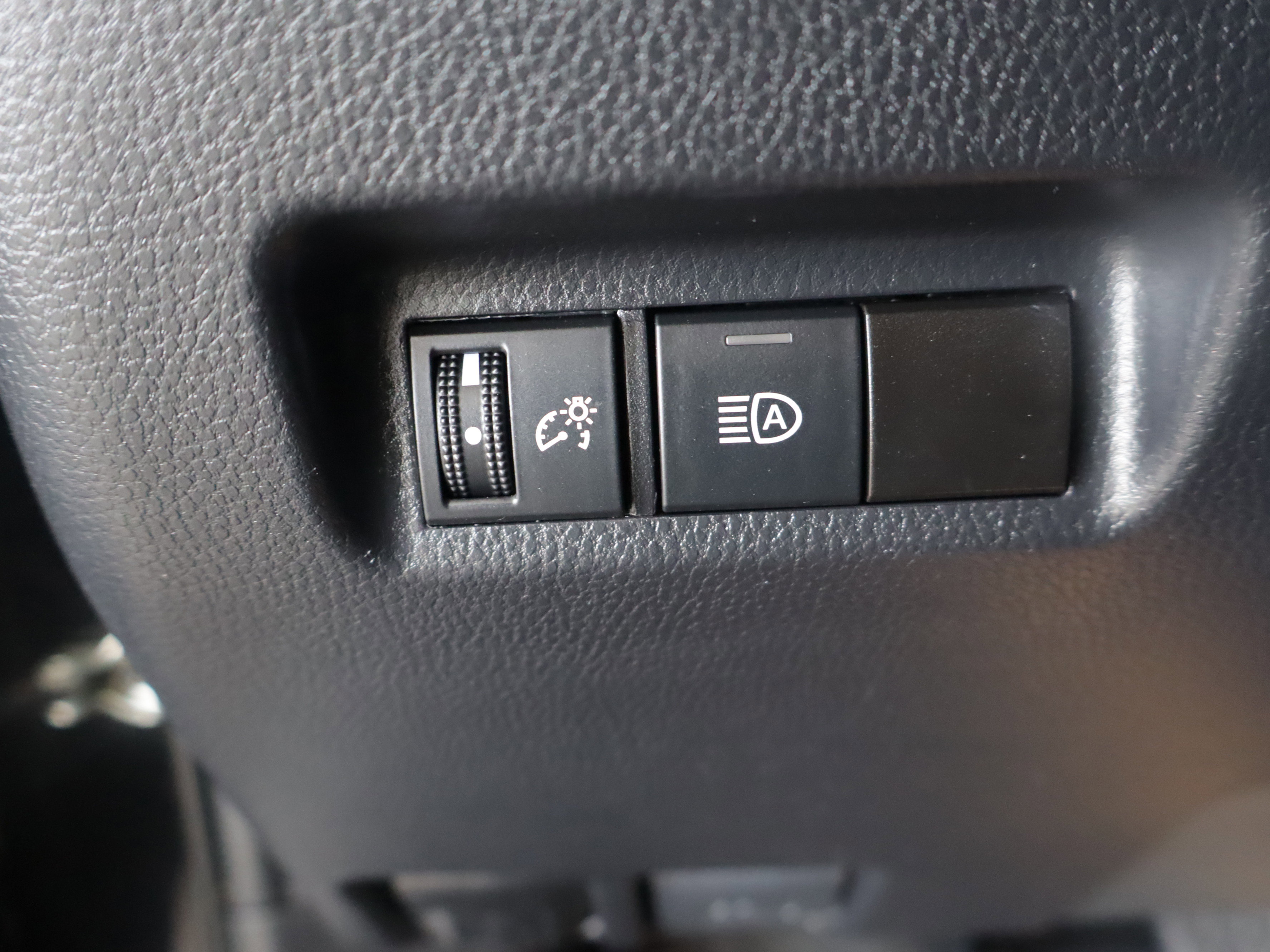 Used 2021 Toyota RAV4 LE image 17