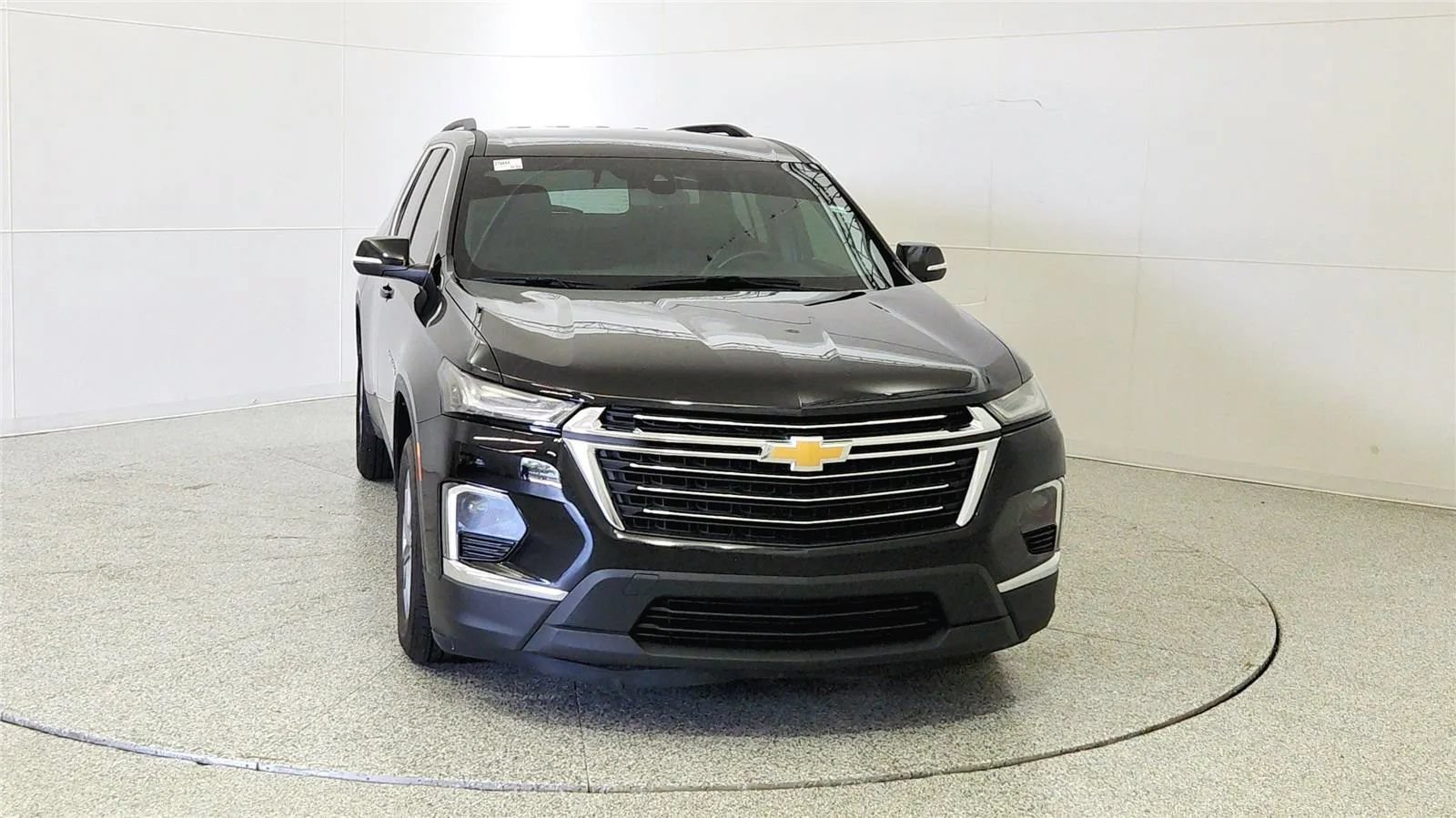 Used 2023 Chevrolet Traverse LT FWD image 2