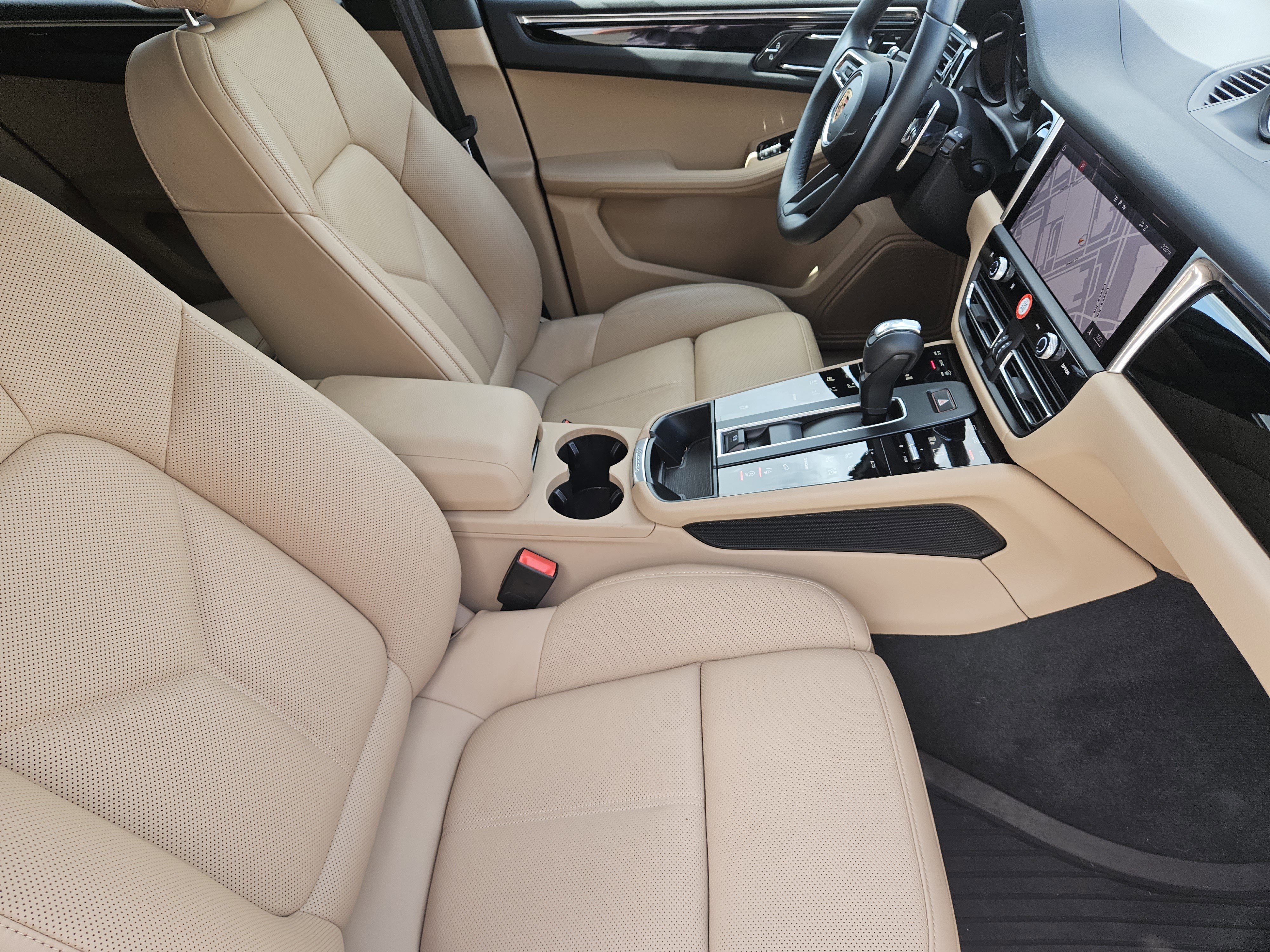 Certified 2025 Porsche Macan image 15