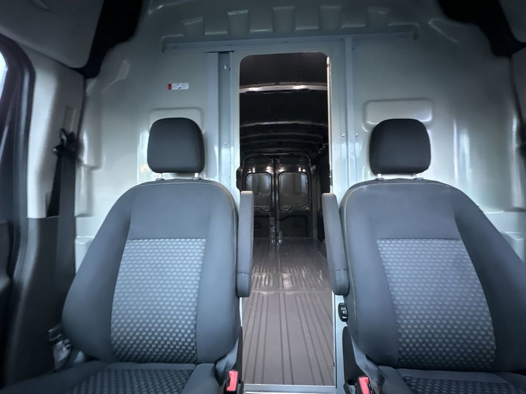 Used 2022 Ford E-Transit 148 High Roof Extended image 16