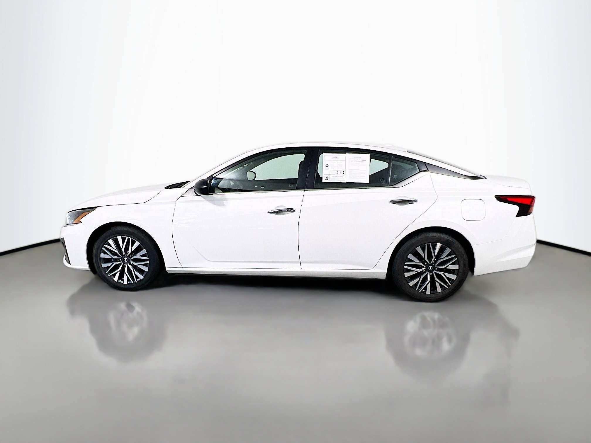 Used 2024 Nissan Altima 2.5 SV image 9