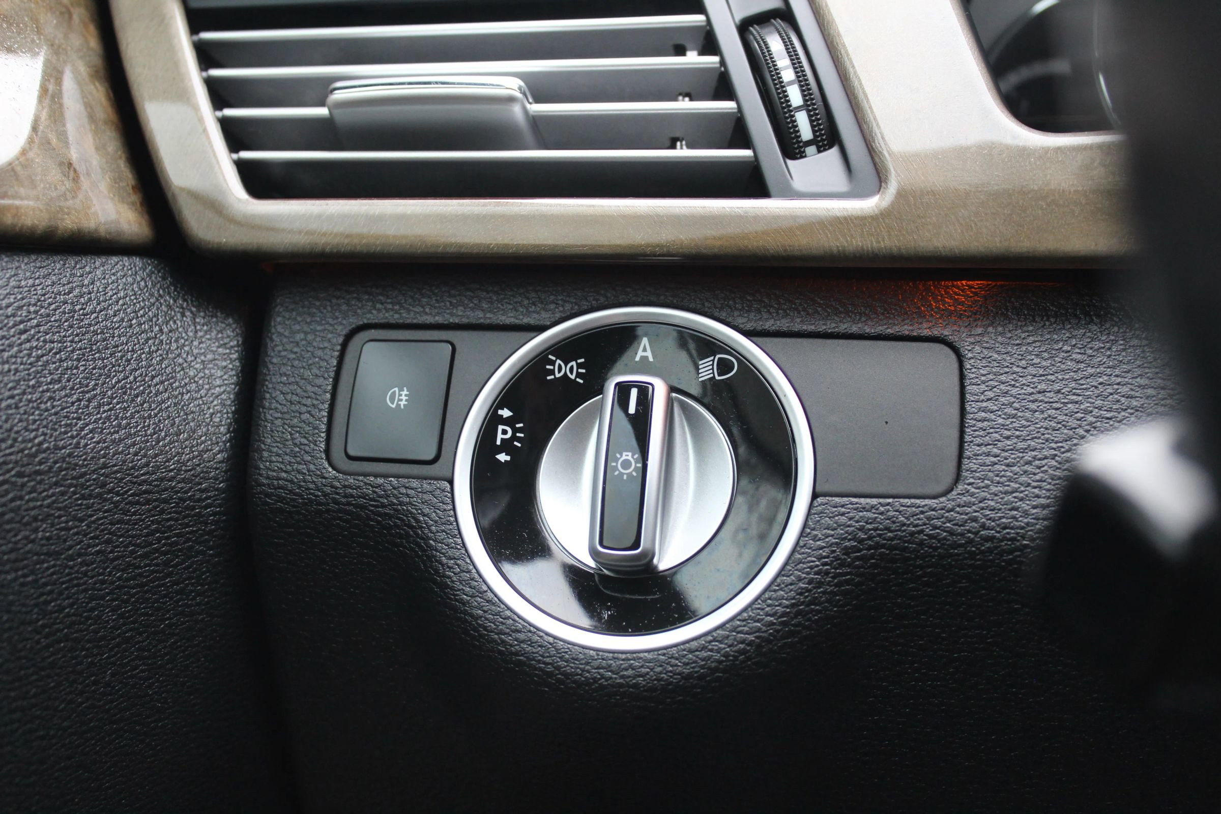 Used 2011 Mercedes-Benz E 550 4MATIC Sedan image 24